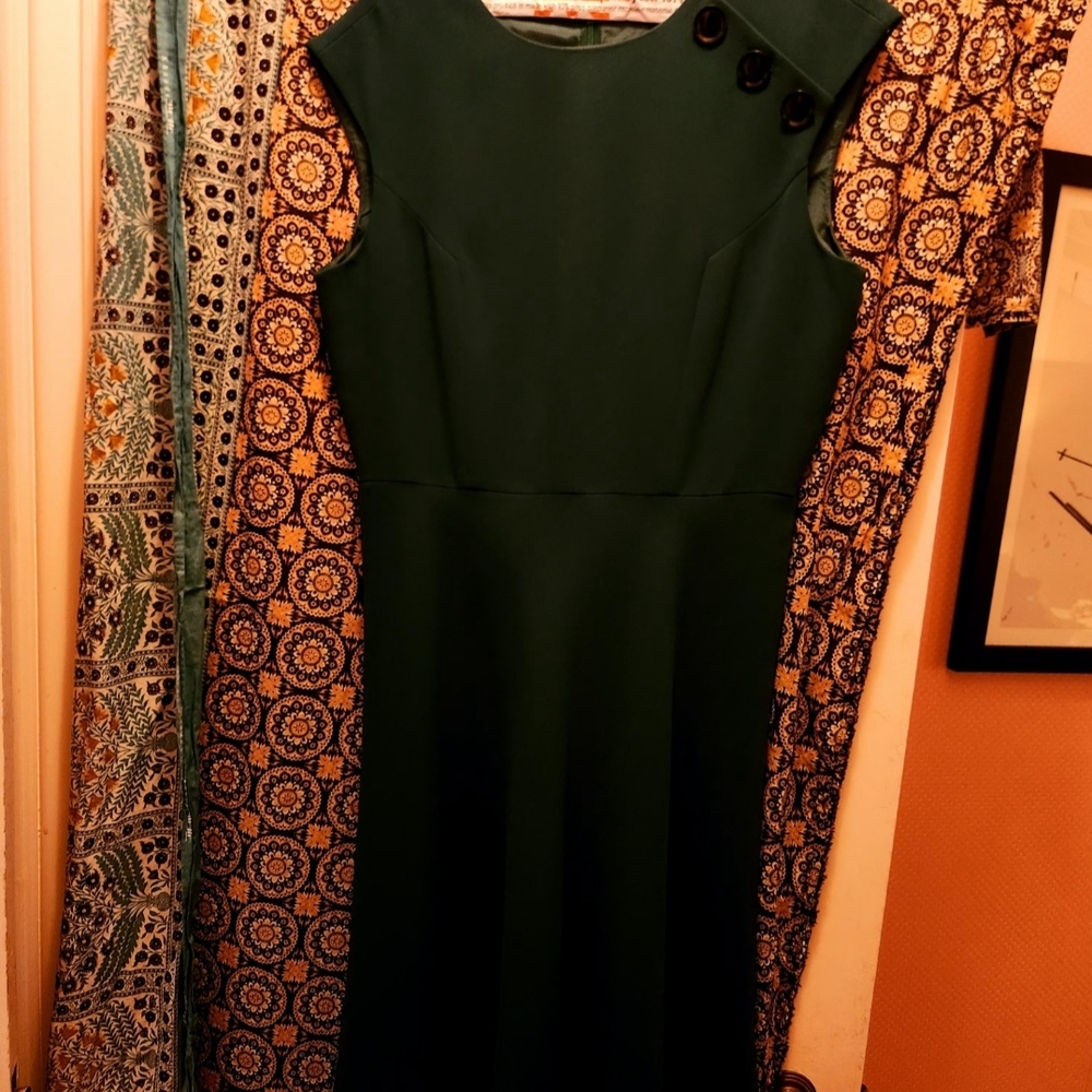 Elegant Tahari Green Dress